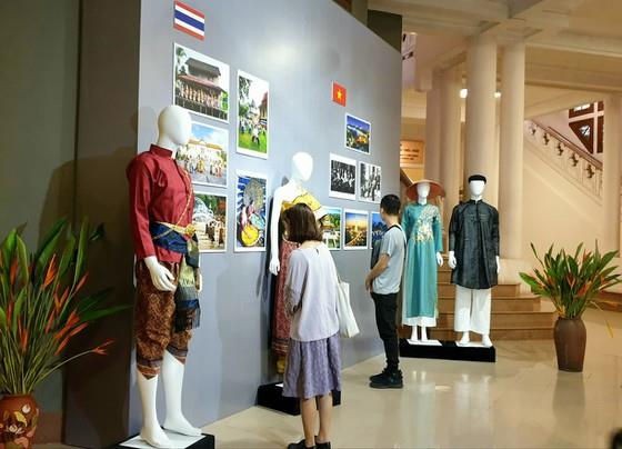 Tại triển lãm sẽ tổ chức trưng bày ảnh, trang phục truyền thống, hiện vật văn hóa của 10 quốc gia thành viên ASEAN (Ảnh minh họa) Tại triển lãm sẽ tổ chức trưng bày ảnh, trang phục truyền thống, hiện vật văn hóa của 10 quốc gia thành viên ASEAN (Ảnh minh họa)