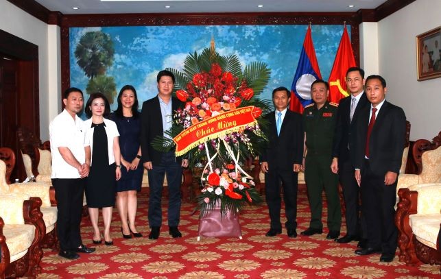 Đồng chí Nguyễn Quế Lâm, Vụ trưởng Vụ Thông tin đối ngoại và Hợp tác quốc tế, Ban Tuyên giáo Trung ương tặng hoa chúc mừng Đại sứ quán Lào. (Ảnh: TA) Đồng chí Nguyễn Quế Lâm, Vụ trưởng Vụ Thông tin đối ngoại và Hợp tác quốc tế, Ban Tuyên giáo Trung ương tặng hoa chúc mừng Đại sứ quán Lào. (Ảnh: TA)