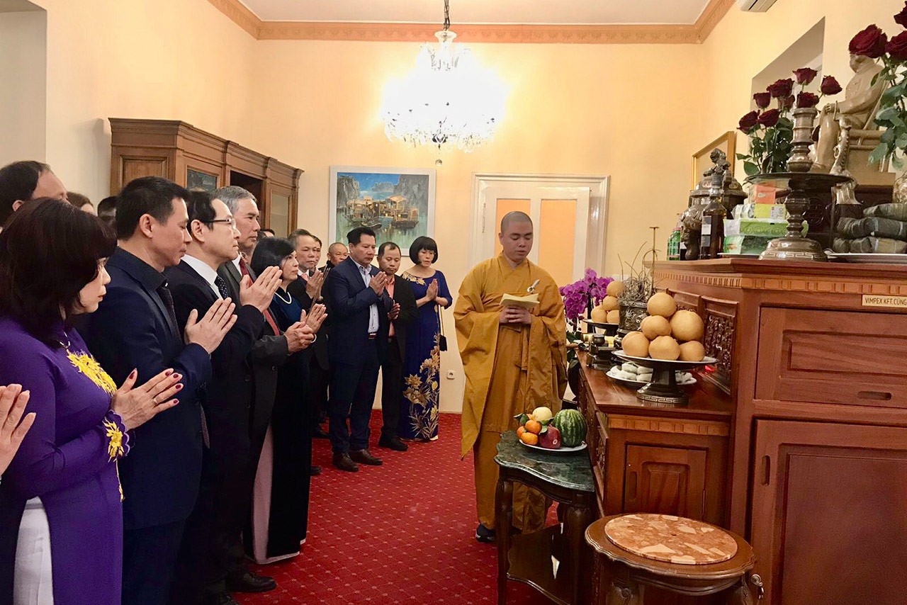 Ngày Giỗ Tổ Hùng Vương, các đại biểu làm lễ dâng hương, dâng hoa, bánh chưng, bánh dầy tưởng nhớ Quốc Tổ, Quốc Mẫu, 18 đời Vua Hùng.