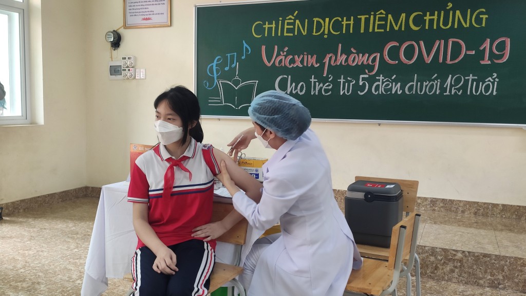 Các học sinh khối 6 của trường THCS Trần Quốc Toản đủ điều kiện tiêm chủng được tiêm chủng ngay sau lễ phát động. Các học sinh khối 6 của trường THCS Trần Quốc Toản đủ điều kiện tiêm chủng được tiêm chủng ngay sau lễ phát động.