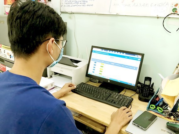 Nhân viên y tế phường An Phú Đông, quận 12 kiểm tra khai báo y tế của người dân. Nhân viên y tế phường An Phú Đông, quận 12 kiểm tra khai báo y tế của người dân.