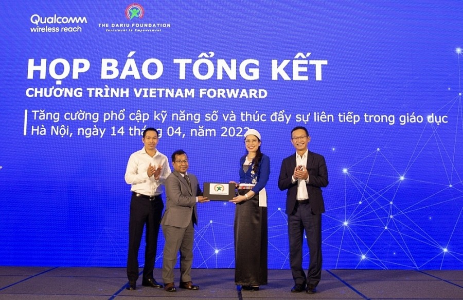 Đại diện của Qualcomm bàn giao máy tính cho bà Bùi Thị Kim Tuyến, Giám đốc Sở Giáo dục - Đào tạo tỉnh Hoà Bình. Đại diện của Qualcomm bàn giao máy tính cho bà Bùi Thị Kim Tuyến, Giám đốc Sở Giáo dục - Đào tạo tỉnh Hoà Bình.