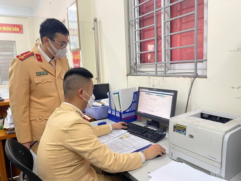 Cán bộ CSGT thực hiện đăng ký phương tiện giao thông cho người dân. Cán bộ CSGT thực hiện đăng ký phương tiện giao thông cho người dân.