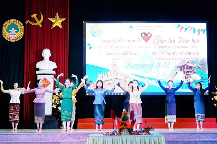 Sinh viên hai nước Việt Nam - Lào rạng rỡ trong các tiết mục văn nghệ mừng Tết cổ truyền Bunpimay. Sinh viên hai nước Việt Nam - Lào rạng rỡ trong các tiết mục văn nghệ mừng Tết cổ truyền Bunpimay.