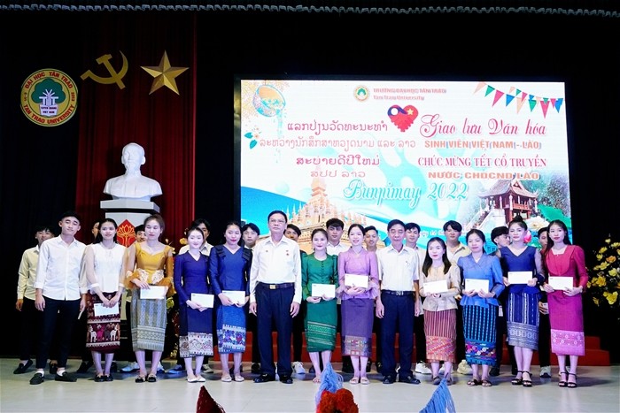 Đại biểu tặng quà cho sinh viên Lào. Đại biểu tặng quà cho sinh viên Lào.