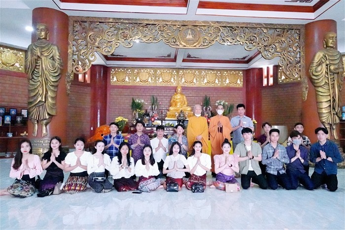 TS. Trần Quang Huy, Trưởng Phòng Quản lý sinh viên đưa các bạn sinh viên Lào tới thăm và cầu bình an tại Thiền viện Trúc lâm Chính pháp Tuyên Quang. TS. Trần Quang Huy, Trưởng Phòng Quản lý sinh viên đưa các bạn sinh viên Lào tới thăm và cầu bình an tại Thiền viện Trúc lâm Chính pháp Tuyên Quang.