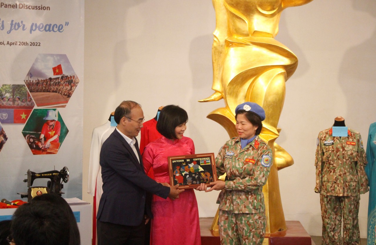 Thượng tá Nguyễn Thị Liên, phó chủ nhiệm khoa Khoa học Tư bản của trường Sĩ quan Đặc công tặng lại kỉ vật cho Bảo tàng. (Ảnh: Thanh Thảo)