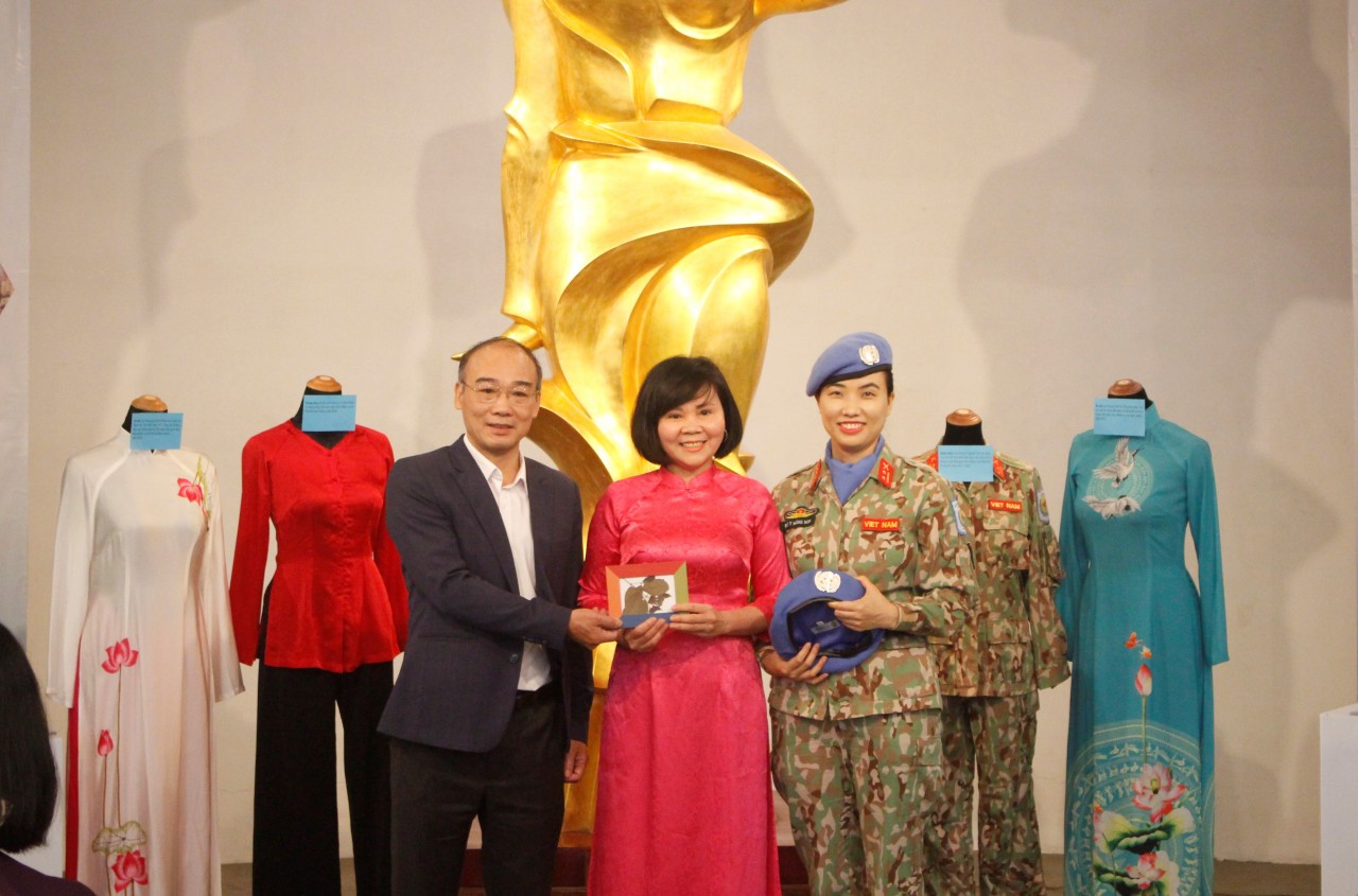 Trung tá Đỗ Thị Hằng Nga, Phó Trưởng phòng Hợp tác Quốc tế, Cục Gìn giữ hòa bình Việt Nam tặng kỉ vật cho Bảo tàng Phụ nữ Việt Nam (Ảnh: Thanh Thảo)