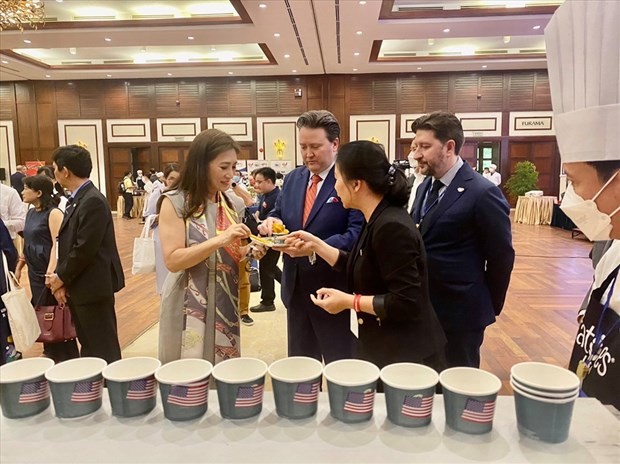 Đại sứ Hoa Kỳ Marc Knapper thưởng thức các món ăn được chế biến từ nông sản Hoa Kỳ tại Đà Nẵng, ngày 22/4/2022. (Nguồn: laodong.vn) Đại sứ Hoa Kỳ Marc Knapper thưởng thức các món ăn được chế biến từ nông sản Hoa Kỳ tại Đà Nẵng, ngày 22/4/2022. (Nguồn: laodong.vn)
