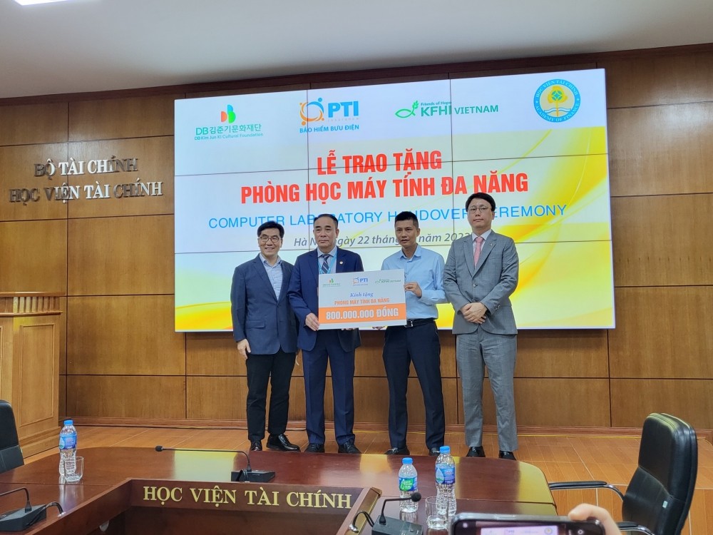 Các nhà tài trợ trao tặng phòng máy tính đa năng cho trường Học viện tài chính. (Ảnh: congthuong.vn)