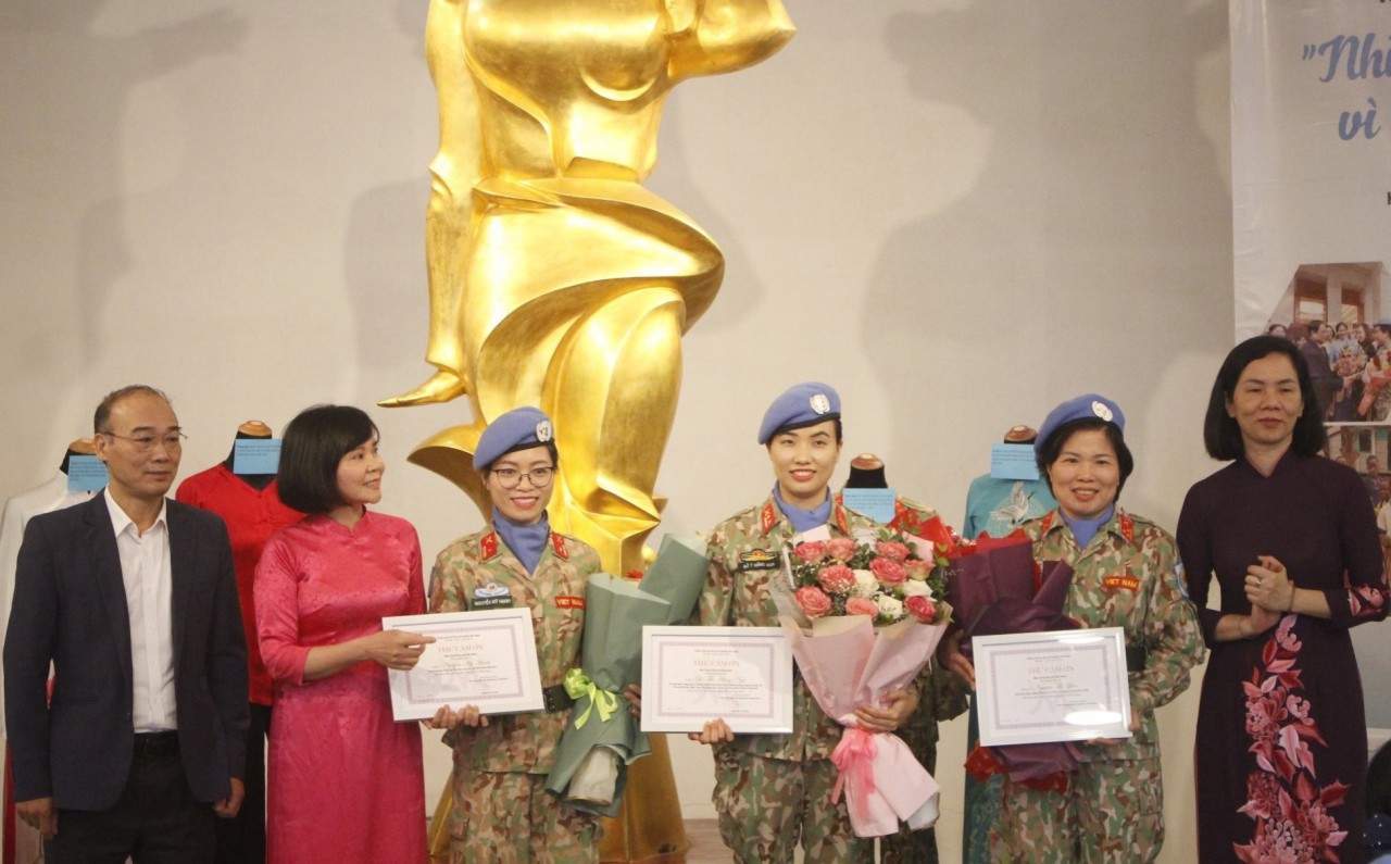 Chiếc máy khâu cùng những kỉ niệm của nữ quân nhân “mũ nồi xanh”