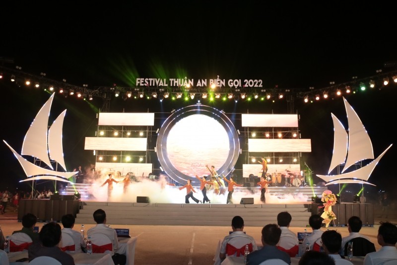 Chương trình nghệ thuật khai mạc Festival Thuận An Biển gọi năm 2022. (Ảnh: Dân Sinh) Chương trình nghệ thuật khai mạc Festival Thuận An Biển gọi năm 2022. (Ảnh: Dân Sinh)