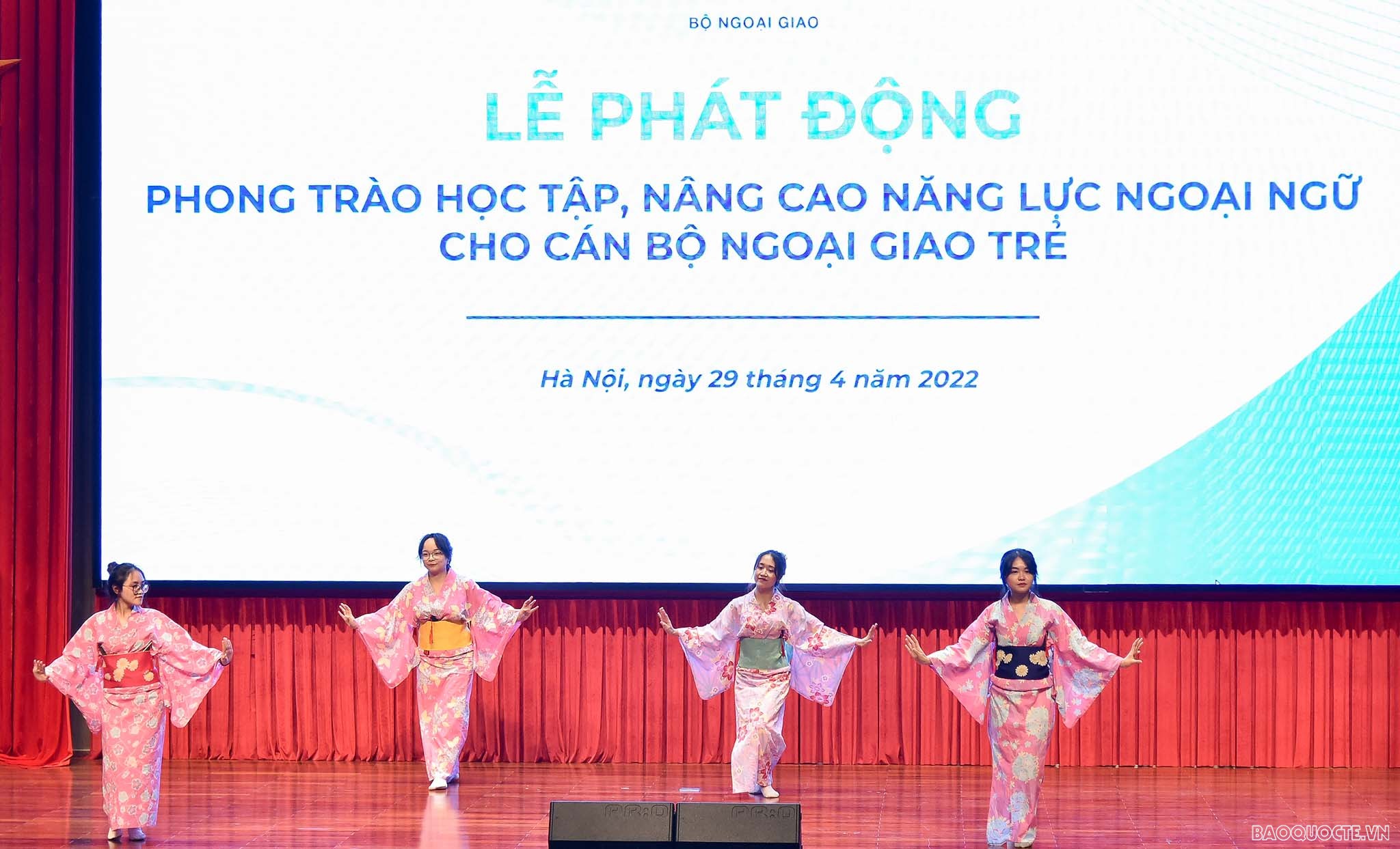 Phát động phong trào học tập, nâng cao năng lực ngoại ngữ cho cán bộ ngoại giao trẻ Phát động phong trào học tập, nâng cao năng lực ngoại ngữ cho cán bộ ngoại giao trẻ