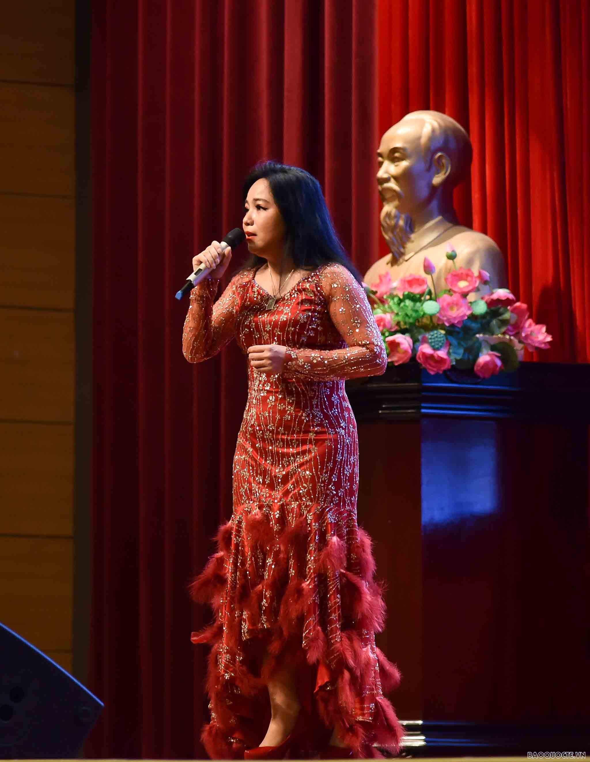Phát động phong trào học tập, nâng cao năng lực ngoại ngữ cho cán bộ ngoại giao trẻ Phát động phong trào học tập, nâng cao năng lực ngoại ngữ cho cán bộ ngoại giao trẻ