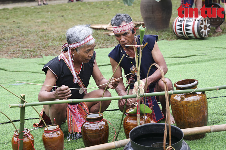 Tái hiện Lễ hội cầu an của đồng bào Ba Na tỉnh Gia Lai Chú thích ảnh