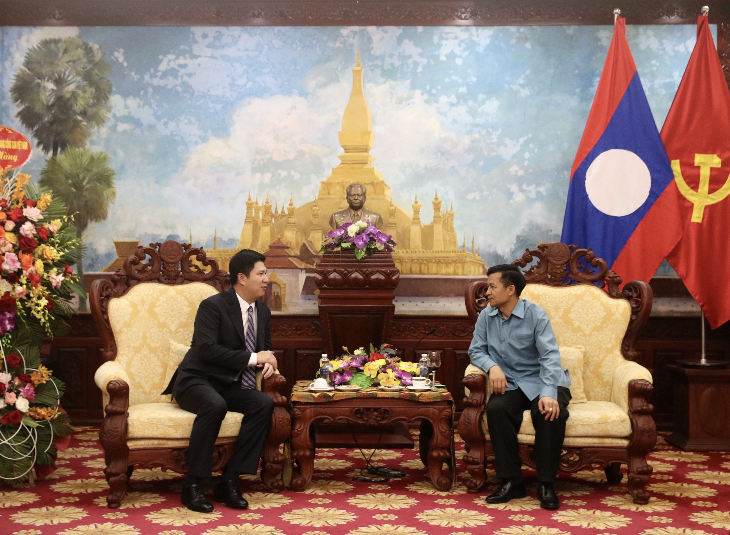 Ban Tuyên giáo Trung ương đến thăm, chúc Tết cổ truyền Bun Pi May tại Đại sứ quán Lào Đồng chí Nguyễn Quế Lâm, Vụ Trưởng Vụ Thông tin Đối ngoại và Hợp tác Quốc tế, Phó Trưởng ban chuyên trách Ban Chỉ đạo Công tác thông tin đối ngoại gửi lời thăm hỏi, mừng cán bộ, nhân viên Đại sứ quán Lào tại Việt Nam nhân dịp Tết cổ truyền Bun Pi May của Lào. (Ảnh: TA)