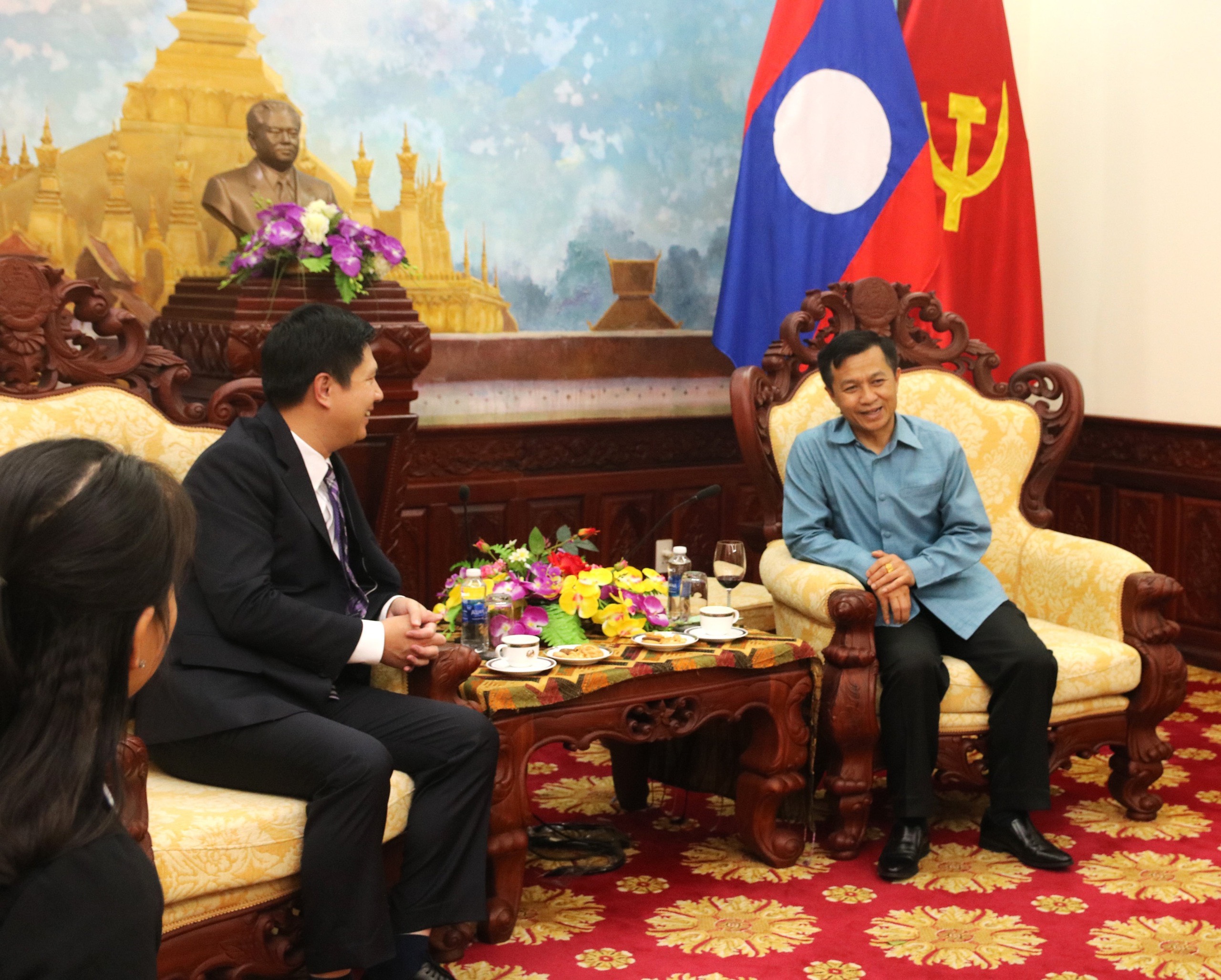 Ban Tuyên giáo Trung ương đến thăm, chúc Tết cổ truyền Bun Pi May tại Đại sứ quán Lào Đồng chí Chăn Thạ Phon Khăm Mạ Ni Chăn, Phó Đại sứ nước CHDCND Lào tại Việt Nam phát biểu tại buổi làm việc. (Ảnh: TA)