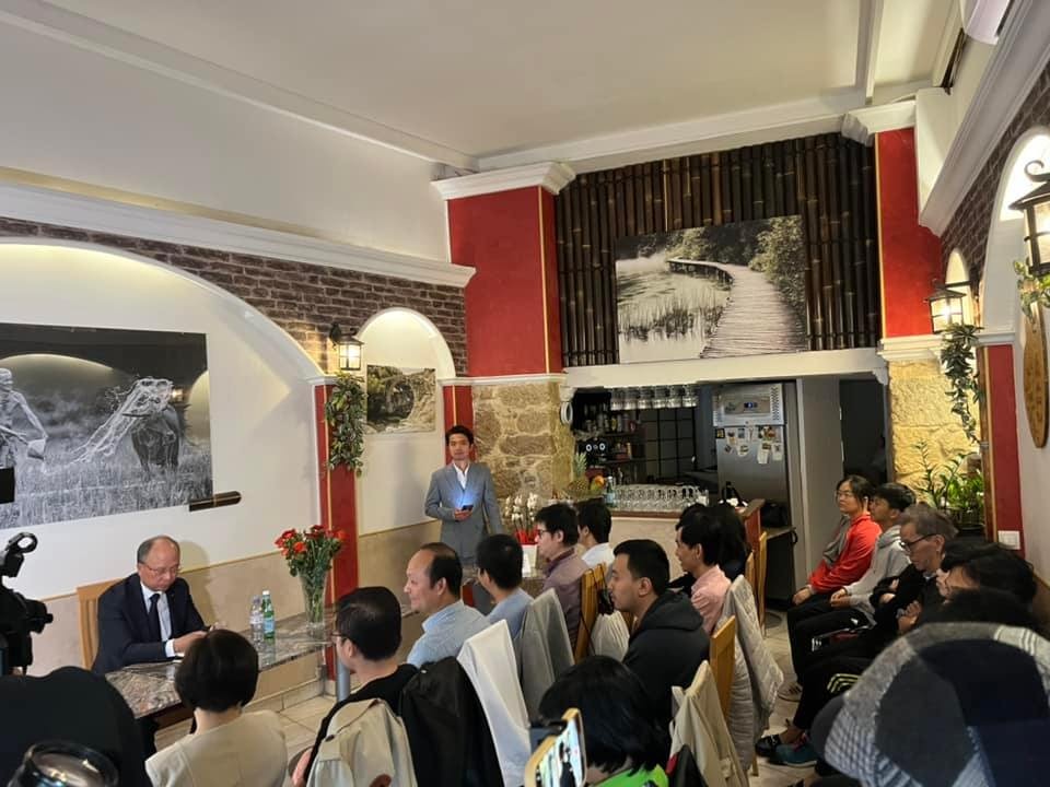 Đại sứ Đinh Toàn Thắng gặp mặt kiều bào và sinh viên Việt Nam tại Nice. Đại sứ Đinh Toàn Thắng gặp mặt kiều bào và sinh viên Việt Nam tại Nice.