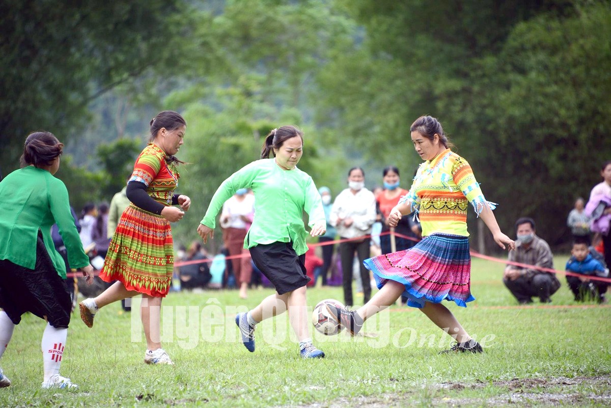 Sôi nổi Giao lưu bóng đá nữ các dân tộc thiểu số Lâm Bình lần thứ nhất Sôi nổi Giao lưu bóng đá nữ các dân tộc thiểu số Lâm Bình lần thứ nhất