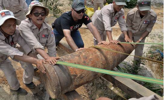 Kỹ thuật viên của MAG di chuyển bom tìm thấy đến bãi hủy nổ.