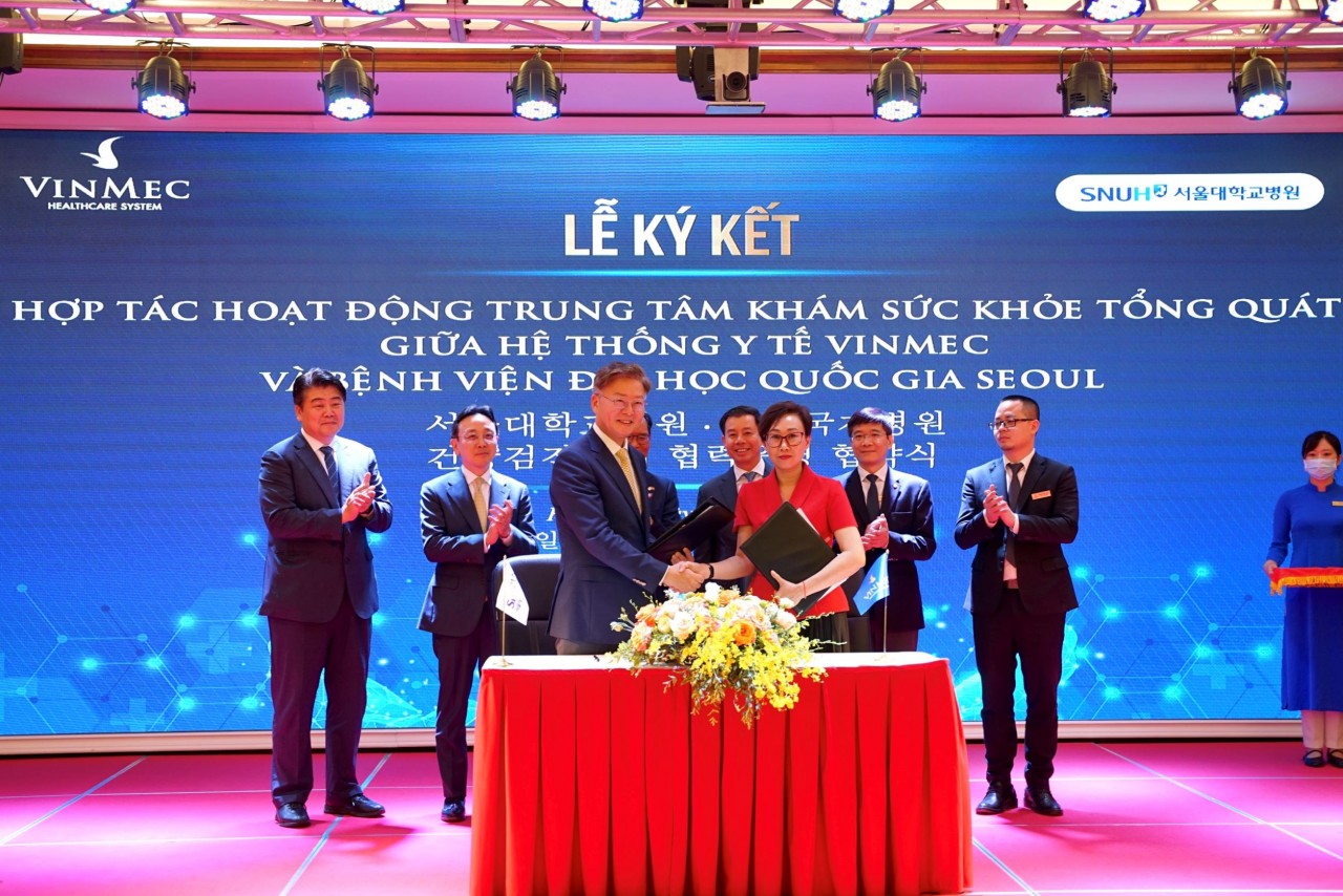 Bà Lê Thúy Anh – Tổng giám đốc Hệ thống Y tế Vinmec và Ông Kim Yon Su – Chủ tịch kiêm TGĐ Bệnh viện Đại học Bệnh viện Đại học Quốc gia Seoul đại diện 2 bên ký kết hợp tác dưới sự chứng kiến của Ngài Park Noh Wan – Đại sứ Hàn Quốc tại Việt Nam.