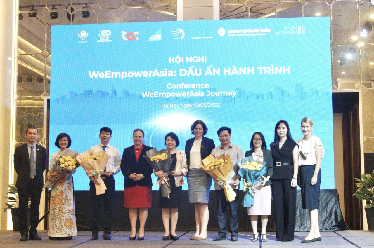 Trao kỷ niệm chương cho các đối tác của WEA tại Việt Nam. (Ảnh: Thanh Thảo) Trao kỷ niệm chương cho các đối tác của WEA tại Việt Nam. (Ảnh: Thanh Thảo)