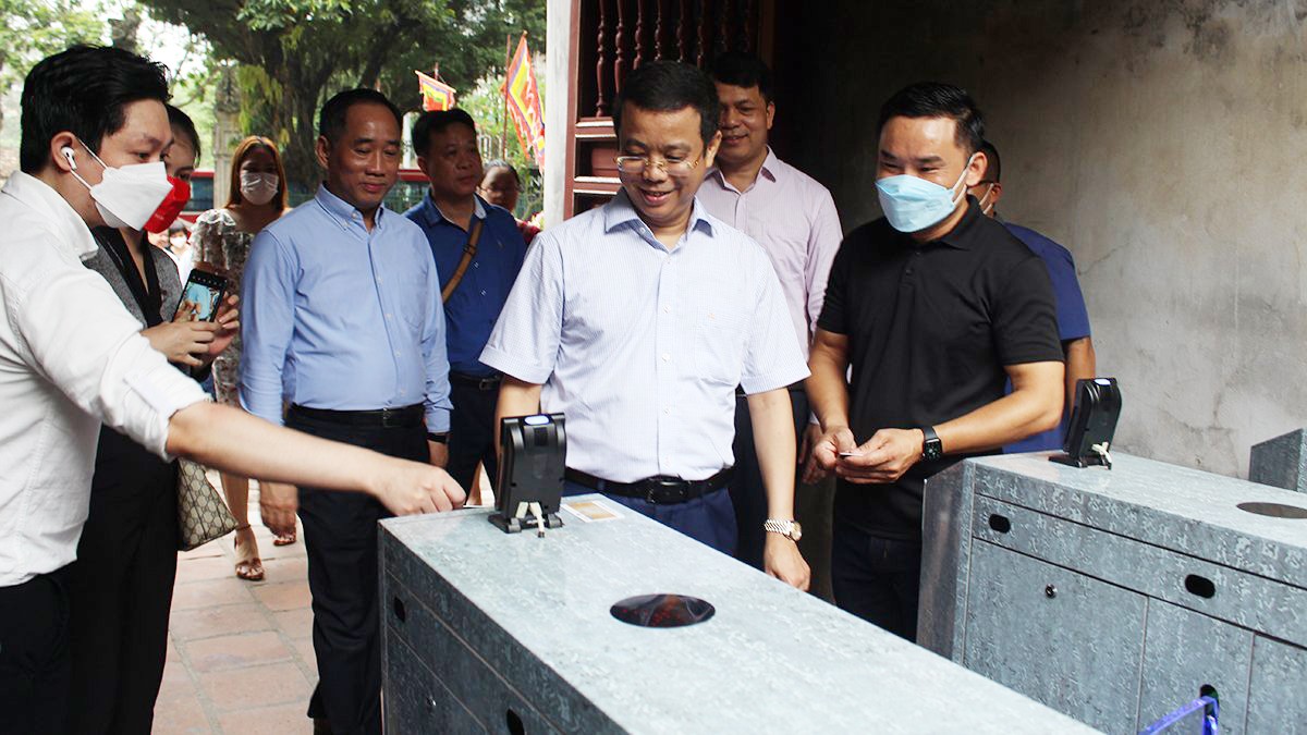 Phó Tổng cục trưởng Nguyễn Lê Phúc và các đại biểu trải nghiệm vé điện tử tại Văn Miếu - Quốc Tử Giám (Ảnh: TITC) Phó Tổng cục trưởng Nguyễn Lê Phúc và các đại biểu trải nghiệm vé điện tử tại Văn Miếu - Quốc Tử Giám (Ảnh: TITC)