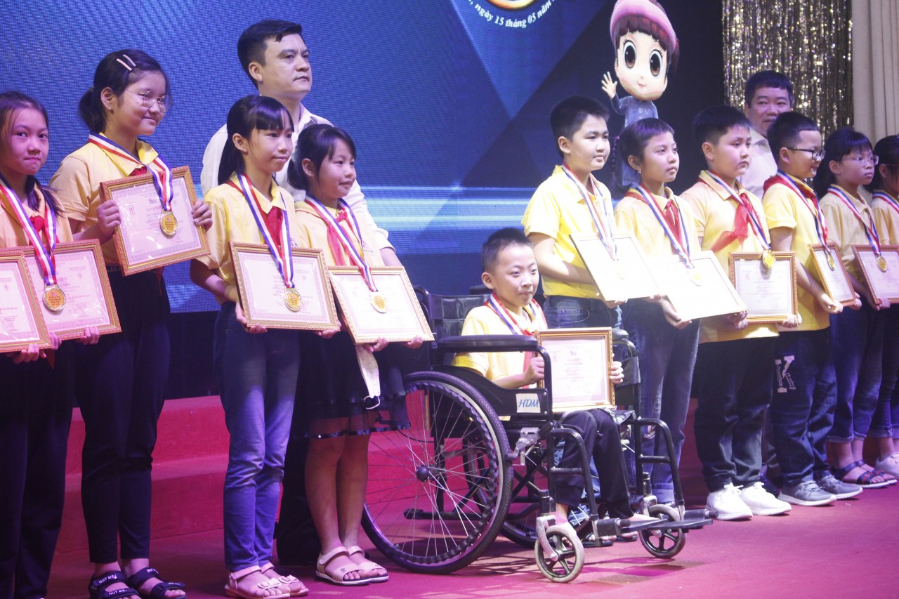 Về dự Hội thi Đình năm nay, Trạng Nguyên Tiếng Việt đón những em học sinh rất đặc biệt, những nghị lực phi thường đã ngồi xe lăn đến tham dự hội thi Đình. Về dự Hội thi Đình năm nay, Trạng Nguyên Tiếng Việt đón những em học sinh rất đặc biệt, những nghị lực phi thường đã ngồi xe lăn đến tham dự hội thi Đình.