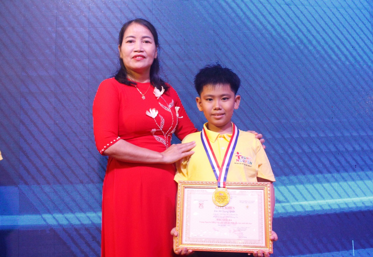 Không quản ngại đường sá xa xôi để dẫn em Hồ Trọng Quân đi thi, cô Trần Thị Lân, giáo viên chủ nhiệm lớp 4A trường Tiểu học số 1 Thanh An, huyện Cam Lộ, tỉnh Quảng Trị bày tỏ sự vui mừng khi học sinh của mình đạt giải Ba trong cuộc thi Trạng Nguyên cấp toàn quốc. Cô cho biết tuy hơi vất vả, khó khăn vì trường ở xa nhưng cô và trò lên đường với tinh thần phấn khởi và mục đích đi thi để mong muốn học sinh của mình được giao lưu, trải nghiệm và học hỏi các bạn trong cả nước. (Ảnh: Trần Hạnh) Không quản ngại đường sá xa xôi để dẫn em Hồ Trọng Quân đi thi, cô Trần Thị Lân, giáo viên chủ nhiệm lớp 4A trường Tiểu học số 1 Thanh An, huyện Cam Lộ, tỉnh Quảng Trị bày tỏ sự vui mừng khi học sinh của mình đạt giải Ba trong cuộc thi Trạng Nguyên cấp toàn quốc. Cô cho biết tuy hơi vất vả, khó khăn vì trường ở xa nhưng cô và trò lên đường với tinh thần phấn khởi và mục đích đi thi để mong muốn học sinh của mình được giao lưu, trải nghiệm và học hỏi các bạn trong cả nước. (Ảnh: Trần Hạnh)