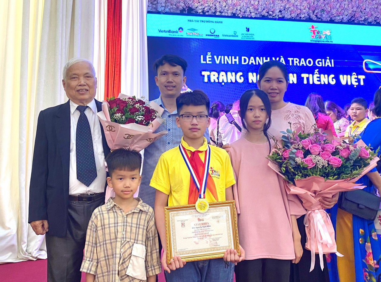 Gia đình em Nguyễn Nhật Minh (Bắc Ninh) rất vui mừng và tự hào khi em là 1 trong 52 bạn đạt giải nhất cuộc thi Trạng Nguyên. (Ảnh: Trần Hạnh) Gia đình em Nguyễn Nhật Minh (Bắc Ninh) rất vui mừng và tự hào khi em là 1 trong 52 bạn đạt giải nhất cuộc thi Trạng Nguyên. (Ảnh: Trần Hạnh)