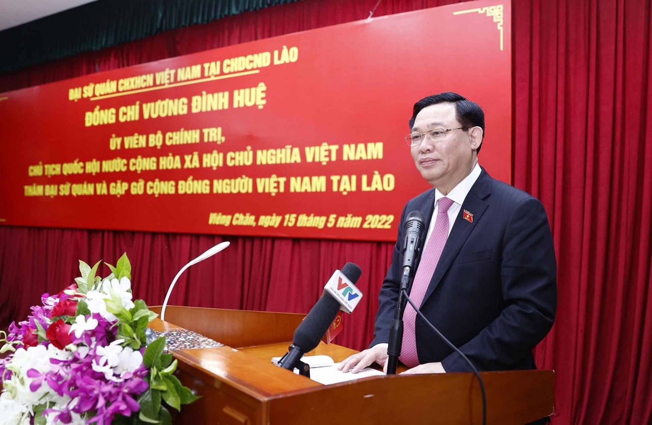 Chủ tịch Quốc hội Vương Đình Huệ gặp mặt cộng đồng người Việt Nam tại Lào Chủ tịch Quốc hội Vương Đình Huệ gặp mặt cộng đồng người Việt Nam tại Lào
