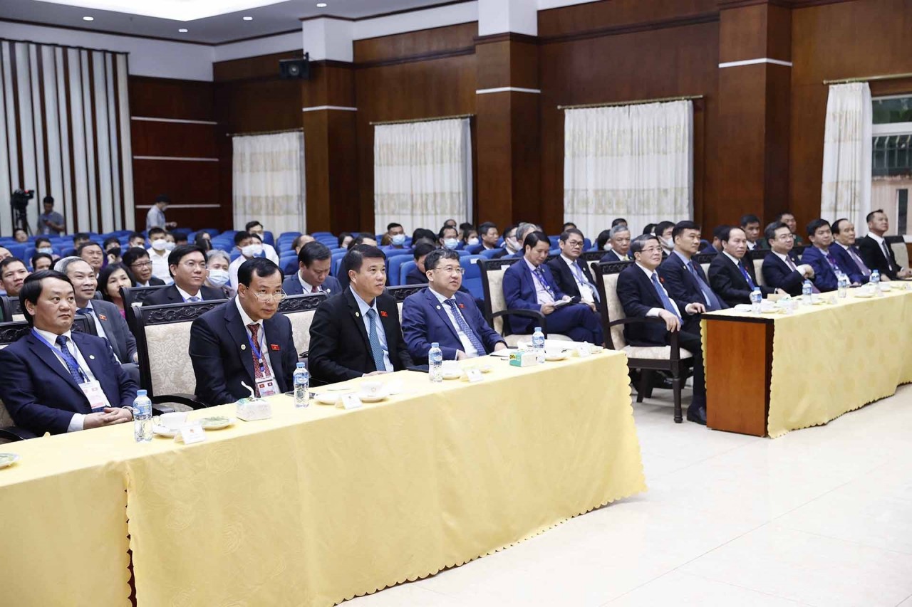 Chủ tịch Quốc hội Vương Đình Huệ gặp mặt cộng đồng người Việt Nam tại Lào Chủ tịch Quốc hội Vương Đình Huệ gặp mặt cộng đồng người Việt Nam tại Lào