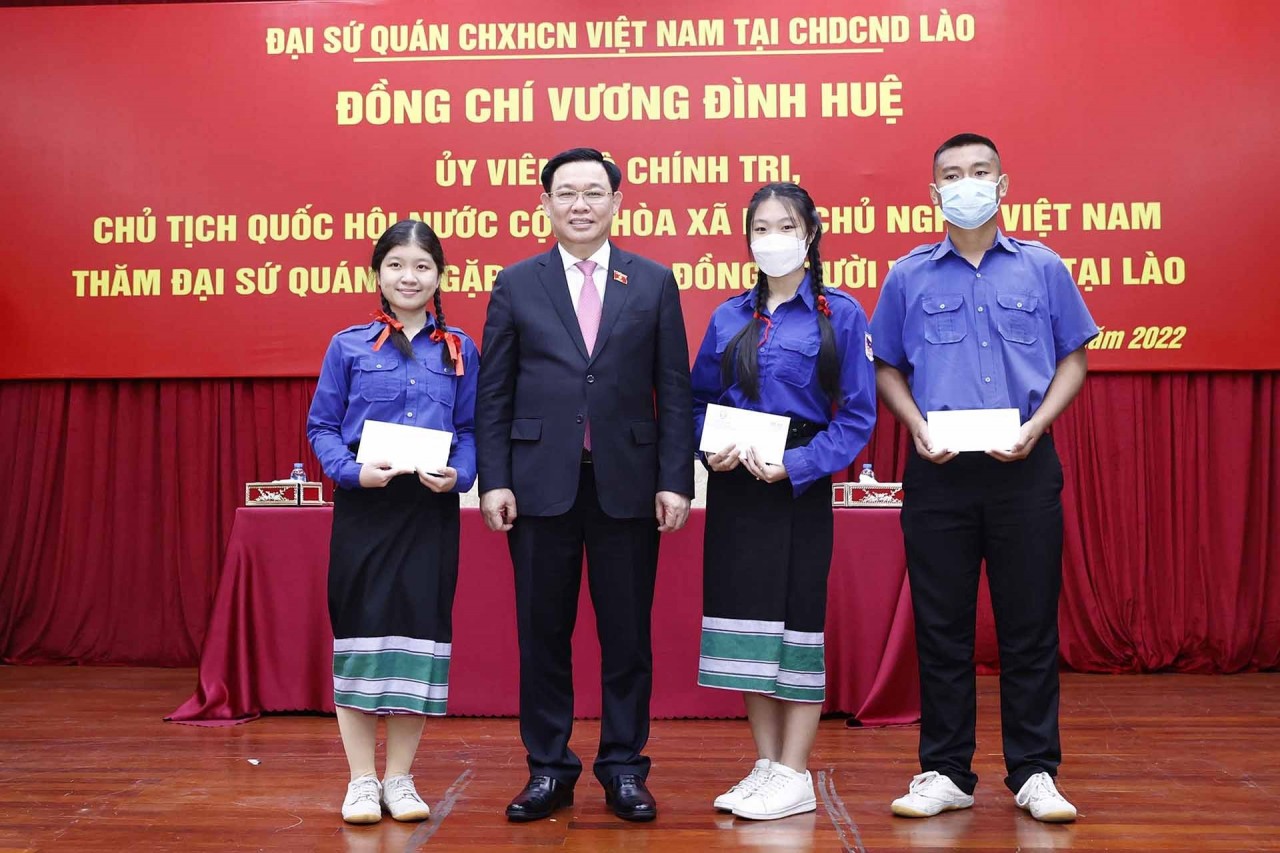 Chủ tịch Quốc hội Vương Đình Huệ gặp mặt cộng đồng người Việt Nam tại Lào Chủ tịch Quốc hội Vương Đình Huệ gặp mặt cộng đồng người Việt Nam tại Lào