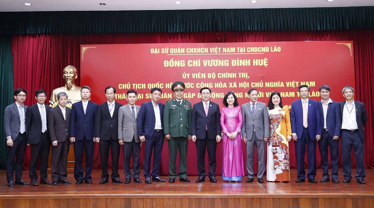 Chủ tịch Quốc hội Vương Đình Huệ gặp mặt cộng đồng người Việt Nam tại Lào Chủ tịch Quốc hội Vương Đình Huệ gặp mặt cộng đồng người Việt Nam tại Lào