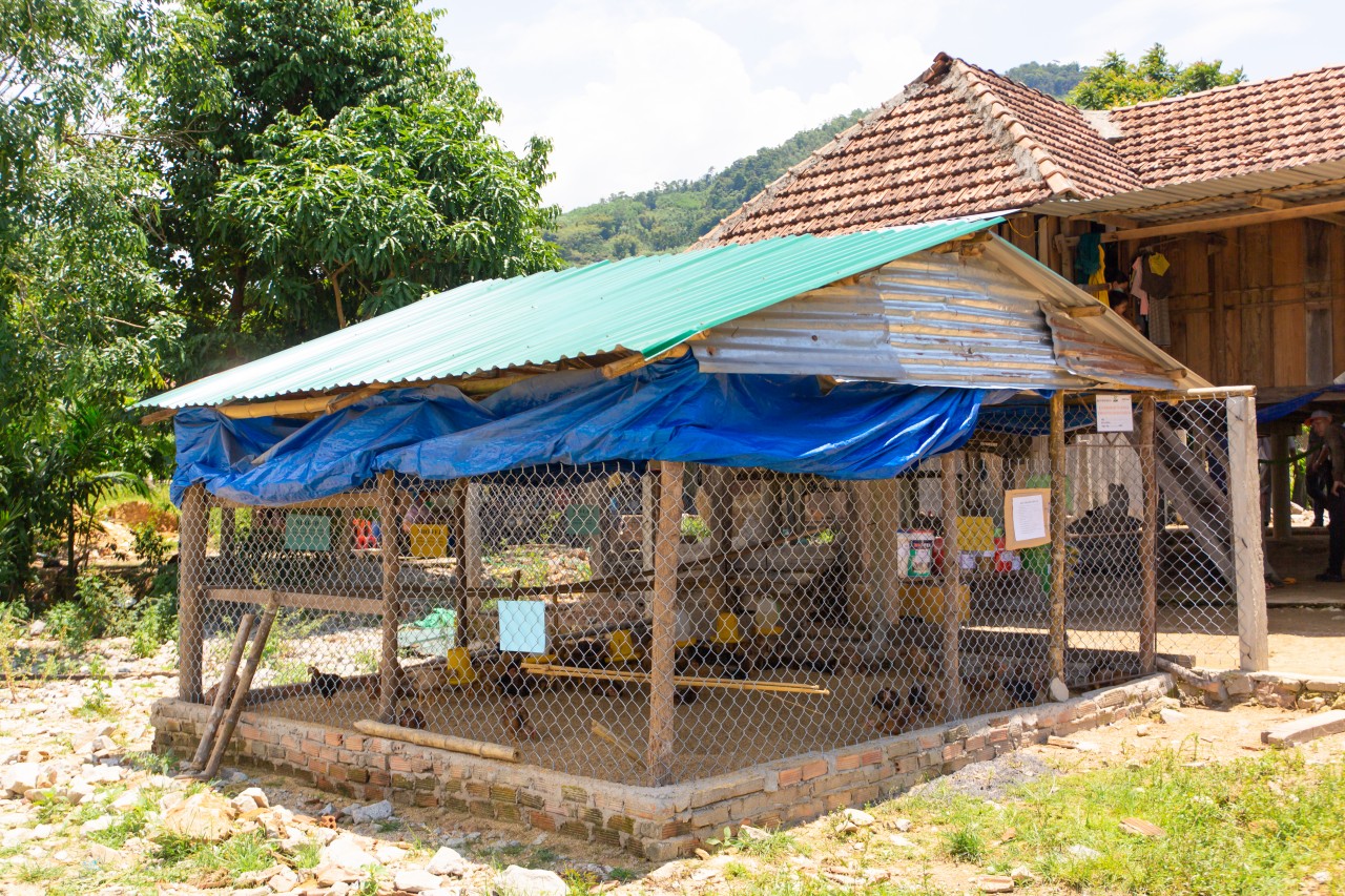 Mỗi nông dân tham gia Dự án sẽ được cung cấp gói hỗ trợ gồm 100 gà con đã được tiêm phòng đầy đủ, chuồng trại - thiết bị, và thức ăn chăn nuôi. Đồng thời, cũng được tham gia chương trình huấn luyện về kỹ thuật chăn nuôi gia cầm. Mỗi nông dân tham gia Dự án sẽ được cung cấp gói hỗ trợ gồm 100 gà con đã được tiêm phòng đầy đủ, chuồng trại - thiết bị, và thức ăn chăn nuôi. Đồng thời, cũng được tham gia chương trình huấn luyện về kỹ thuật chăn nuôi gia cầm.