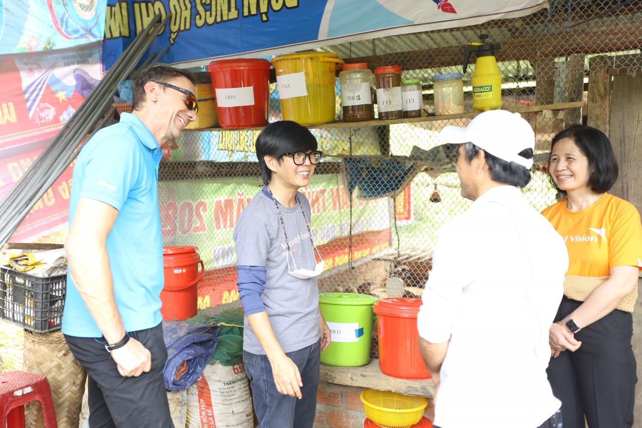 Lãnh đạo ADM và World Vision Việt Nam gặp gỡ người dân địa phương trong chuyến thăm hồi tháng 5/2022. Lãnh đạo ADM và World Vision Việt Nam gặp gỡ người dân địa phương trong chuyến thăm hồi tháng 5/2022.