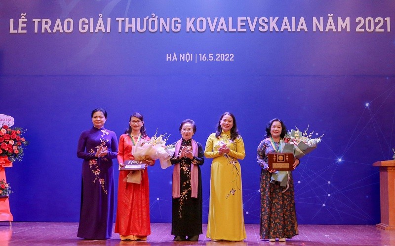 Trao Giải thưởng Kovalevskaia năm 2021 tặng 2 nhà khoa học nữ. Trao Giải thưởng Kovalevskaia năm 2021 tặng 2 nhà khoa học nữ.