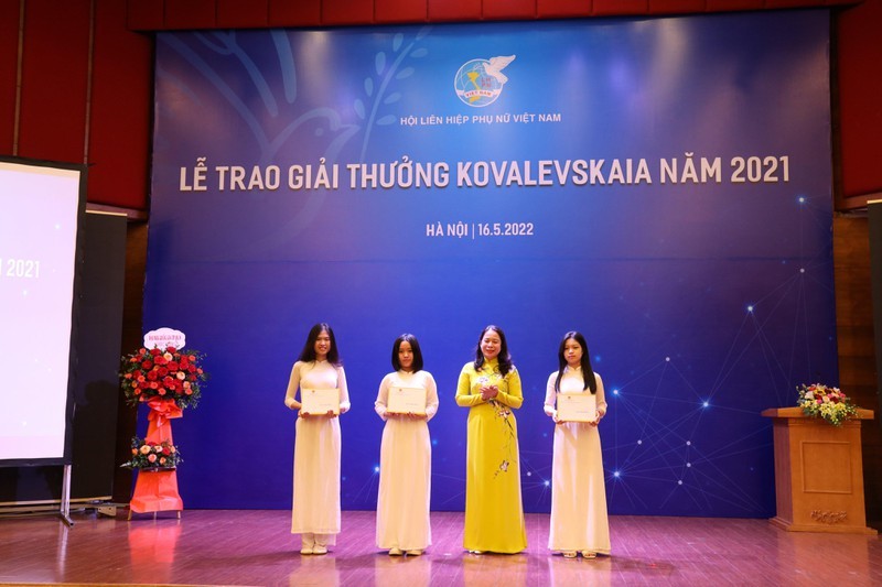 Phó Chủ tịch nước Võ Thị Ánh Xuân đã trao tặng học bổng cho 3 em nữ sinh chuyên Toán có thành tích học tập xuất sắc. Phó Chủ tịch nước Võ Thị Ánh Xuân đã trao tặng học bổng cho 3 em nữ sinh chuyên Toán có thành tích học tập xuất sắc.