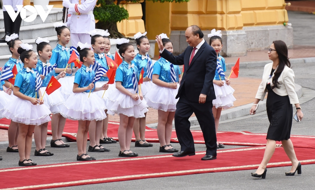 Theo lời mời của Ủy viên Bộ Chính trị, Chủ tịch nước Nguyễn Xuân Phúc, Tổng thống Hy Lạp Katerina Sakellaropoulou cùng Đoàn đại biểu cấp cao Hy Lạp thăm chính thức Việt Nam từ ngày 15-19/5. Sáng 16/5, tại Phủ Chủ tịch, Chủ tịch nước Nguyễn Xuân Phúc đã chủ trì lễ đón chính thức Tổng thống Hy Lạp Katerina Sakellaropoulou và đoàn đại biểu cấp cao của Hy Lạp sang thăm và làm việc tại Việt Nam. (Ảnh: Trọng Phú)