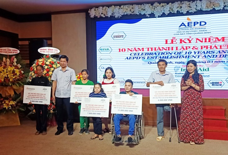 Nhiều hộ NKT trong tỉnh được AEPD trao số tiền hỗ trợ sinh kế trong năm 2020-2021. (Ảnh: Báo Quảng Bình) Nhiều hộ NKT trong tỉnh được AEPD trao số tiền hỗ trợ sinh kế trong năm 2020-2021. (Ảnh: Báo Quảng Bình)