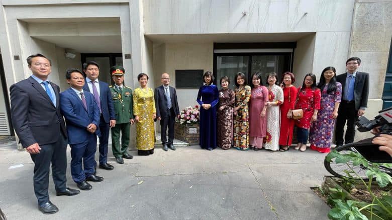 Thăm nhà số 9 ngõ Compoint, nơi Bác Hồ từng sống từ 1921-1923 với nghề viết báo dưới bút danh Nguyễn Ái Quốc.