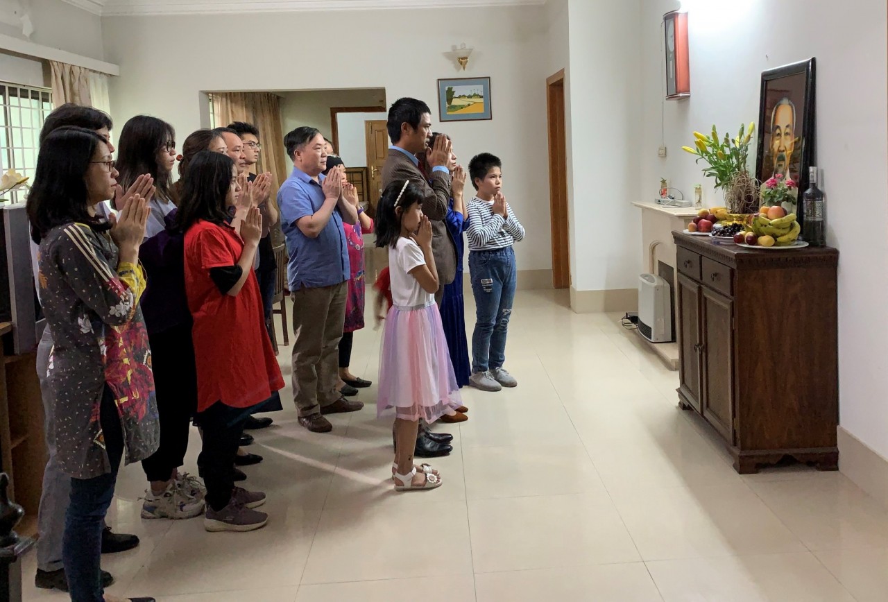 Đại sứ Việt Nam tại Pakistan Nguyễn Tiên Phong cùng cộng đồng người Việt Nam dâng hương tưởng nhớ Bác. Đại sứ Việt Nam tại Pakistan Nguyễn Tiên Phong cùng cộng đồng người Việt Nam dâng hương tưởng nhớ Bác.
