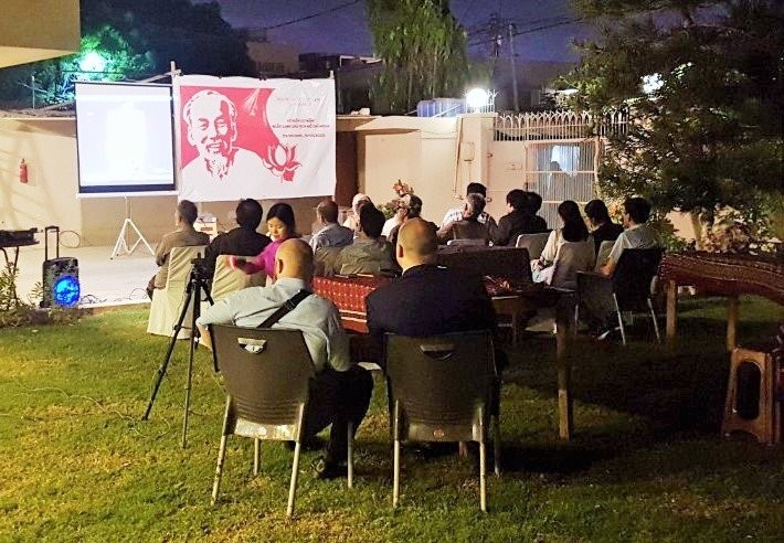 ĐSQ và Thương vụ đã tổ chức chiếu phim tài liệu “Hồ Chí Minh – Chân dung một con người”. ĐSQ và Thương vụ đã tổ chức chiếu phim tài liệu “Hồ Chí Minh – Chân dung một con người”.
