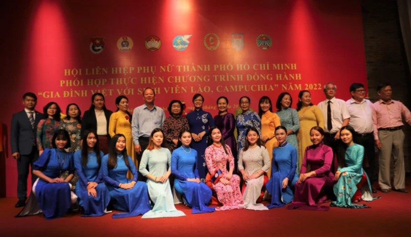 Những chiếc áo dài vun đắp tình hữu nghị Những chiếc áo dài vun đắp tình hữu nghị