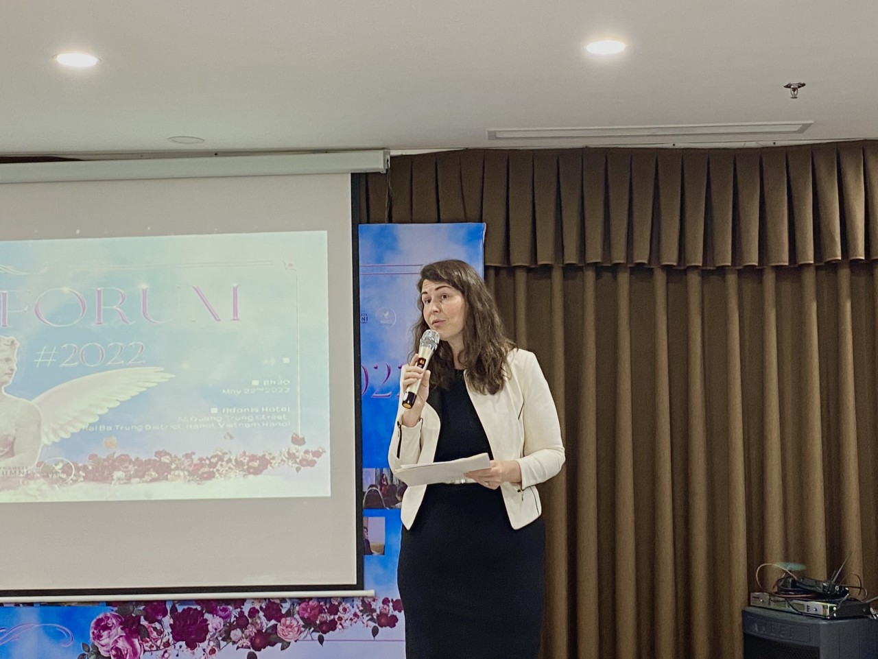 Bà Genevieve Judson-Jourdain, Phó Tùy viên Văn hóa, Đại sứ quán Hoa Kỳ tại Hà Nội phát biểu tại buổi lễ. Ảnh: Hạnh Trần Bà Genevieve Judson-Jourdain, Phó Tùy viên Văn hóa, Đại sứ quán Hoa Kỳ tại Hà Nội phát biểu tại buổi lễ. Ảnh: Hạnh Trần