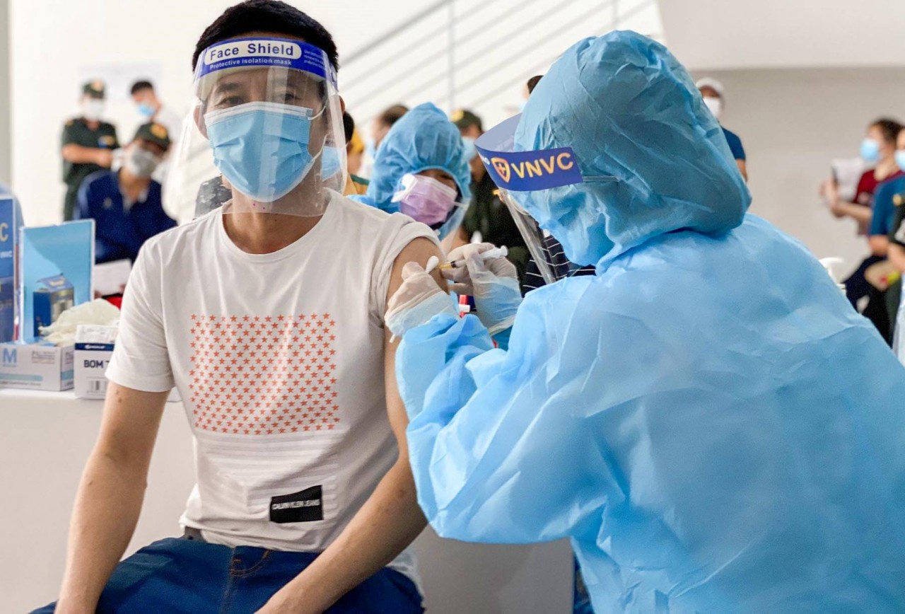 Rà soát, đẩy nhanh tiến độ tiêm vắc xin phòng Covid-19 mũi 3 cho người từ 18 tuổi trở lên. Ảnh minh họa Rà soát, đẩy nhanh tiến độ tiêm vắc xin phòng Covid-19 mũi 3 cho người từ 18 tuổi trở lên. Ảnh minh họa
