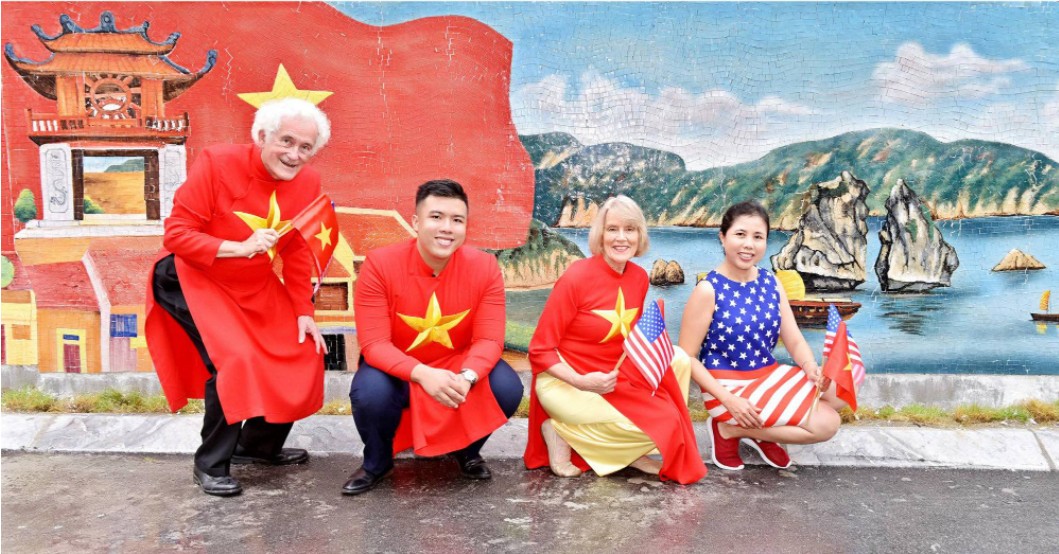 Tôn vinh di sản thiên nhiên văn hóa qua bức tranh gốm "Tình hữu nghị Việt - Mỹ" Tôn vinh di sản thiên nhiên văn hóa qua bức tranh gốm "Tình hữu nghị Việt - Mỹ"