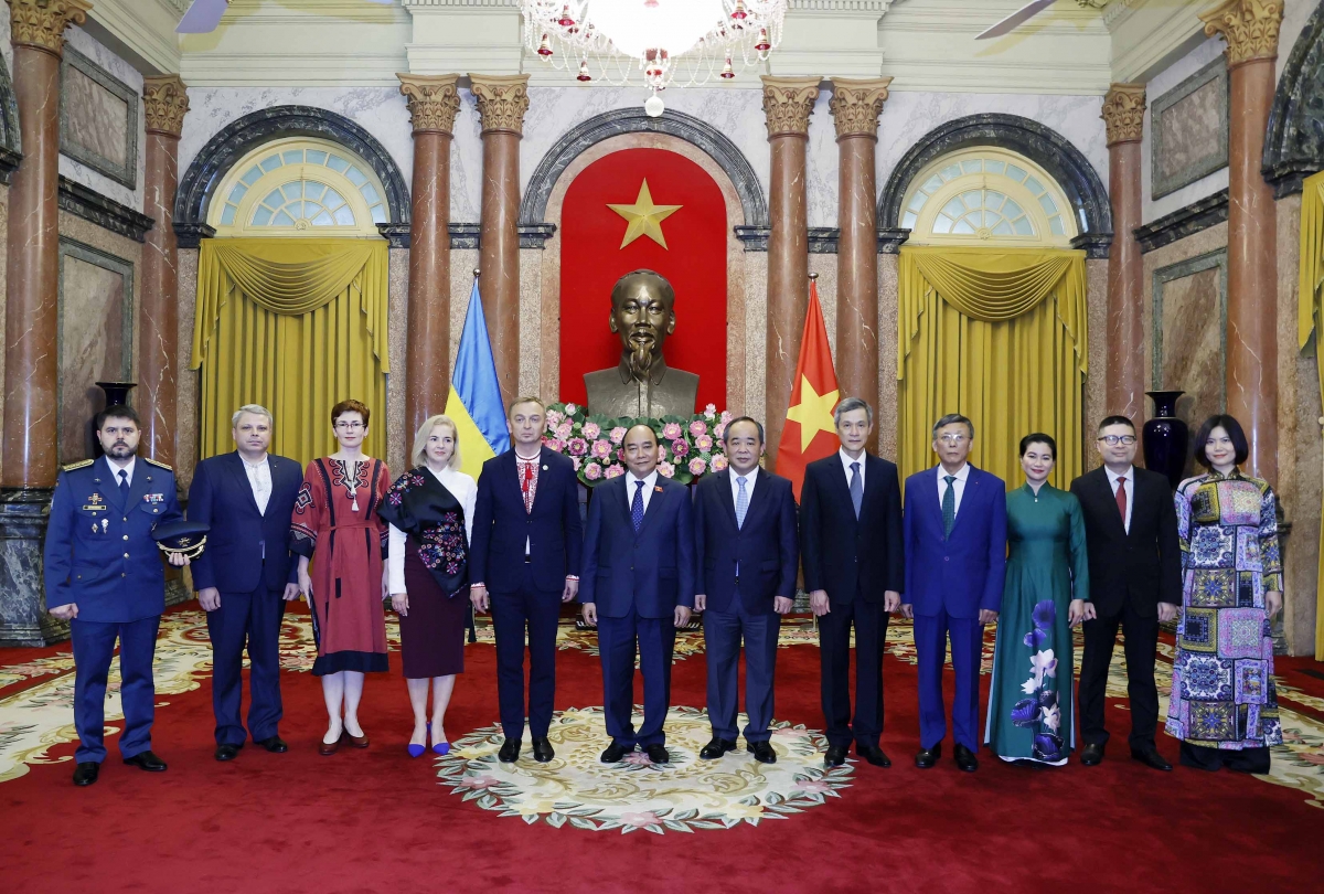 Chủ tịch nước tiếp Đại sứ Ukraine và Đại sứ Canada trình Quốc thư Chủ tịch nước Nguyễn Xuân Phúc khẳng định, Việt Nam luôn coi trọng quan hệ hữu nghị truyền thống, đối tác và hợp tác toàn diện với Ukraine.