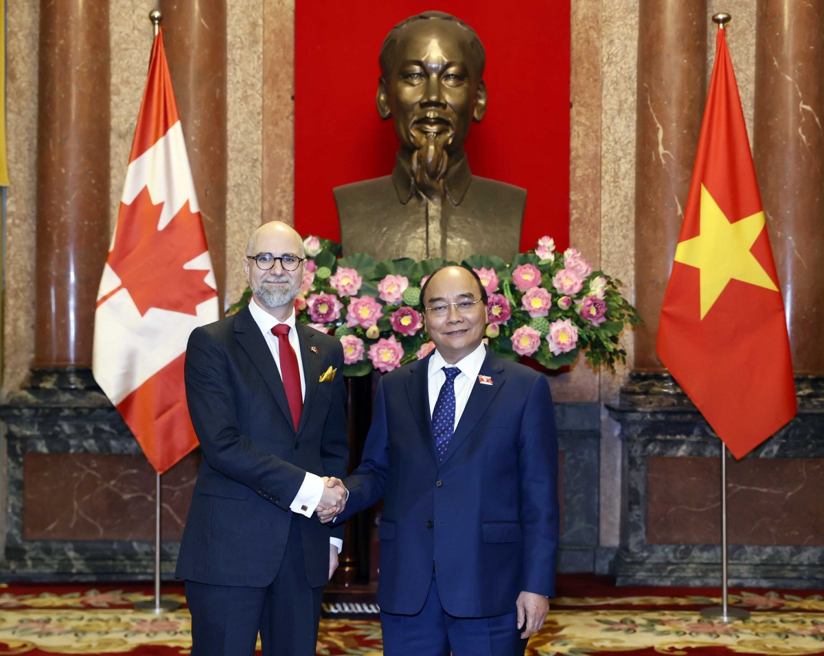 Chủ tịch nước tiếp Đại sứ Ukraine và Đại sứ Canada trình Quốc thư Chủ tịch nước Nguyễn Xuân Phúc nhấn mạnh, Việt Nam luôn coi trọng quan hệ Đối tác toàn diện với Canada và muốn mong cùng Canada thúc đẩy mối quan hệ này.