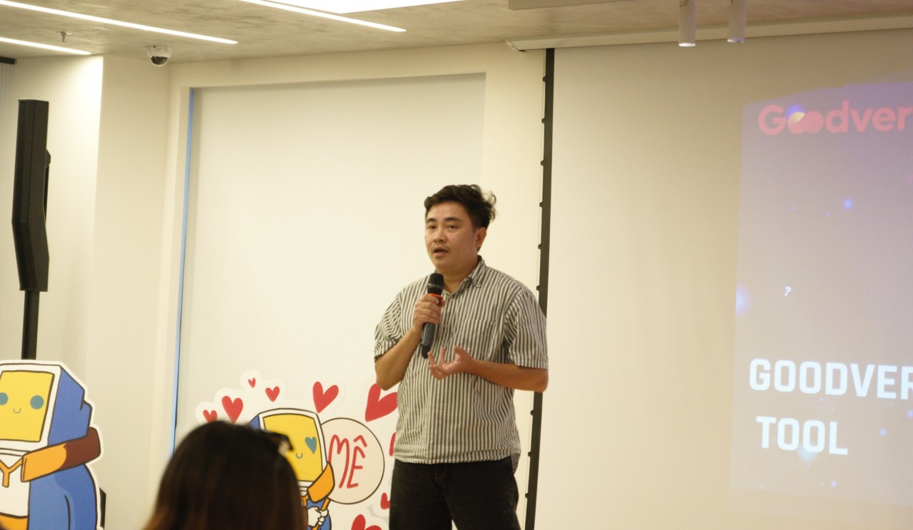 Anh Đinh Trần Tuấn Linh, người sáng lập TUVA Communication giới thiệu bộ công cụ phân tích quảng cáo sử dụng trí tuệ nhân tạo. Ảnh: Thanh Thảo Anh Đinh Trần Tuấn Linh, người sáng lập TUVA Communication giới thiệu bộ công cụ phân tích quảng cáo sử dụng trí tuệ nhân tạo. Ảnh: Thanh Thảo